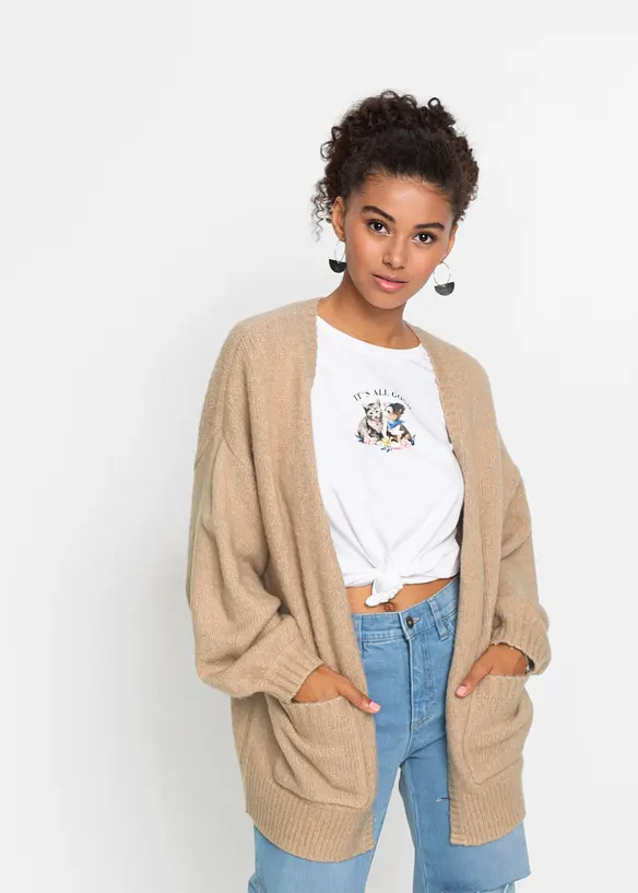 Oversize-Strickjacke in beige von vorne (im Anschnitt) - bonprix
