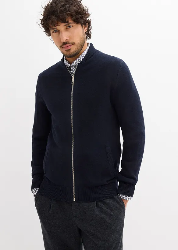 Strickjacke in Regular Fit in blau von vorne (im Anschnitt) - bonprix