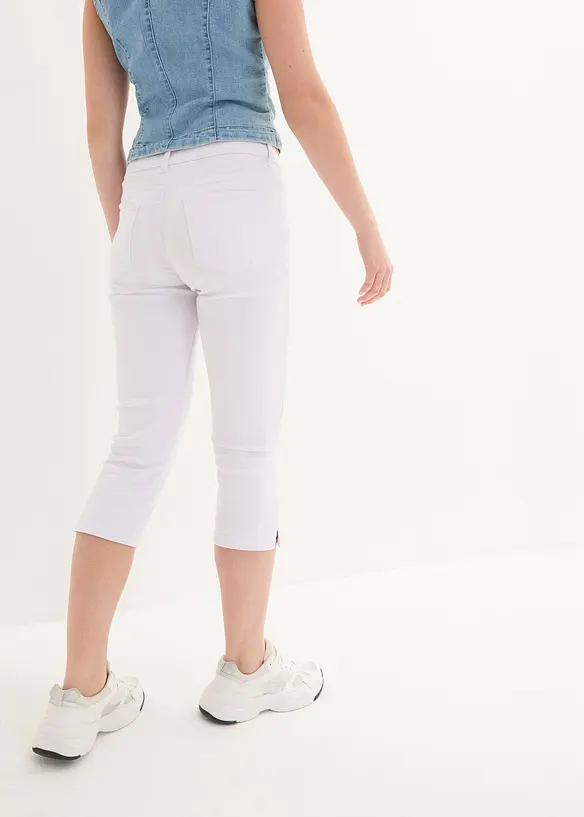 Capri-Jeans Mid Waist, mit Gürtelschlaufen in weiß von hinten - bonprix