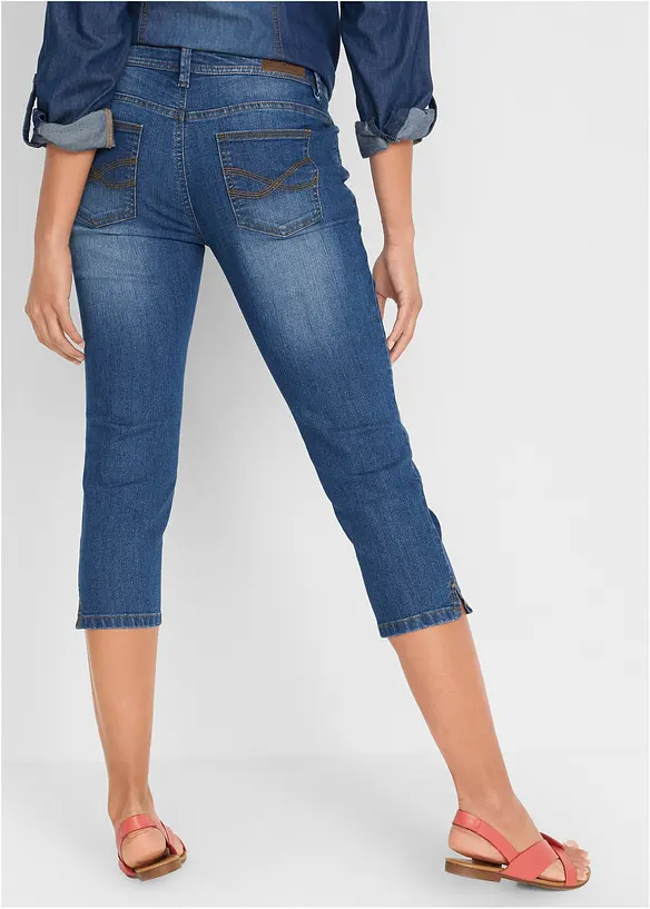 Capri-Jeans Mid Waist, mit Gürtelschlaufen in blau von hinten - bonprix