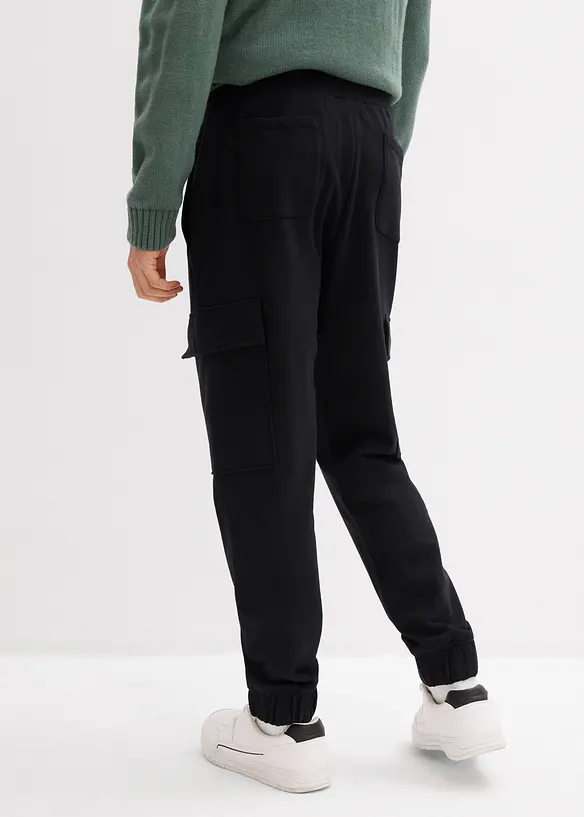Jogginghose mit Cargotaschen, Loose Fit in schwarz von hinten - bonprix