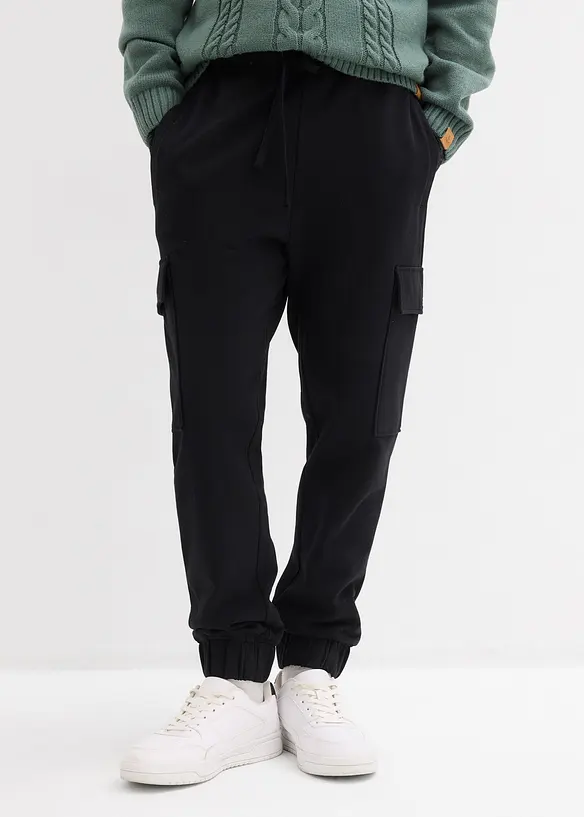 Jogginghose mit Cargotaschen, Loose Fit in schwarz von vorne - bonprix
