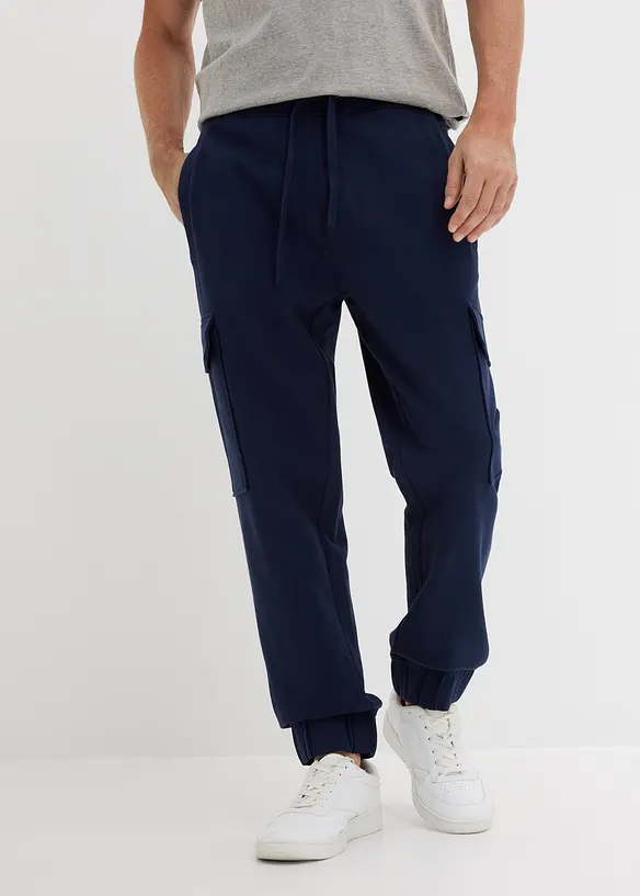 Jogginghose mit Cargotaschen, Loose Fit in blau von vorne - bonprix