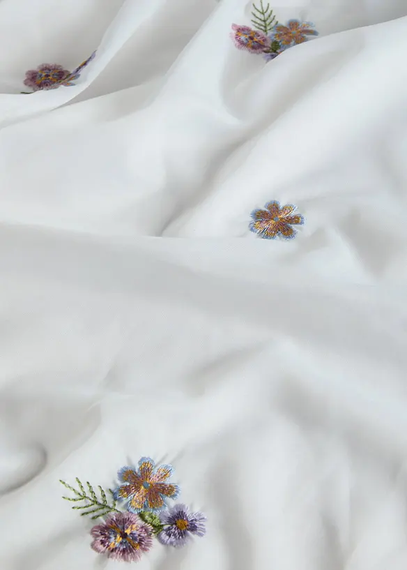 Gardine mit Stickerei, mit verdeckten Schlaufen (1er Pack) in weiß (Detailaufnahme) - bonprix