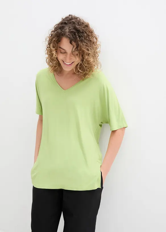 Long-Shirt aus Viskose-Mix in grün von vorne (im Anschnitt) - bonprix