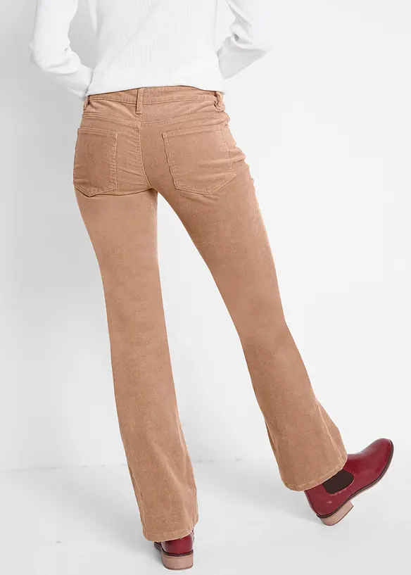 Bootcut-Cordhose aus elastischem Baumwoll-Mix in braun von hinten - bonprix