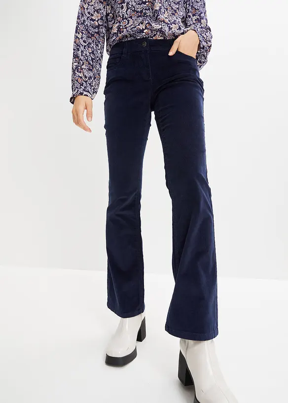 Bootcut-Cordhose aus elastischem Baumwoll-Mix in blau von vorne - bonprix