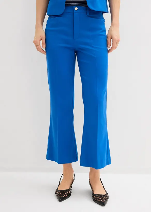 Ausgestellte 7/8 Hose mit dekorativem Knopf in blau von vorne - bonprix