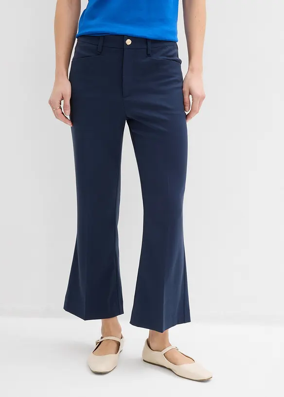 Ausgestellte 7/8 Hose mit dekorativem Knopf in blau von vorne - bonprix