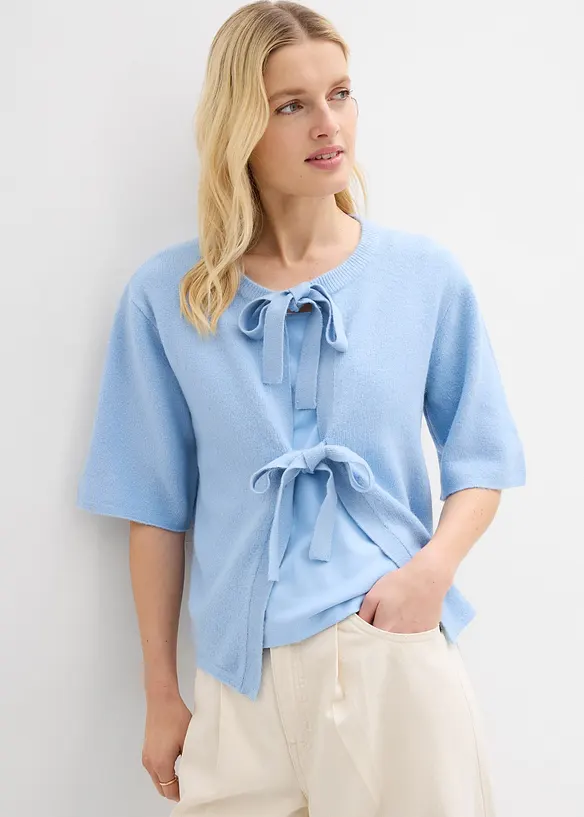 Feinstrickjacke mit Schleifen in blau von vorne (im Anschnitt) - bonprix