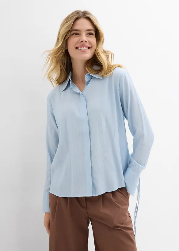 Hemdbluse aus fließendem Viskose-Mix in blau von vorne (im Anschnitt) - bonprix