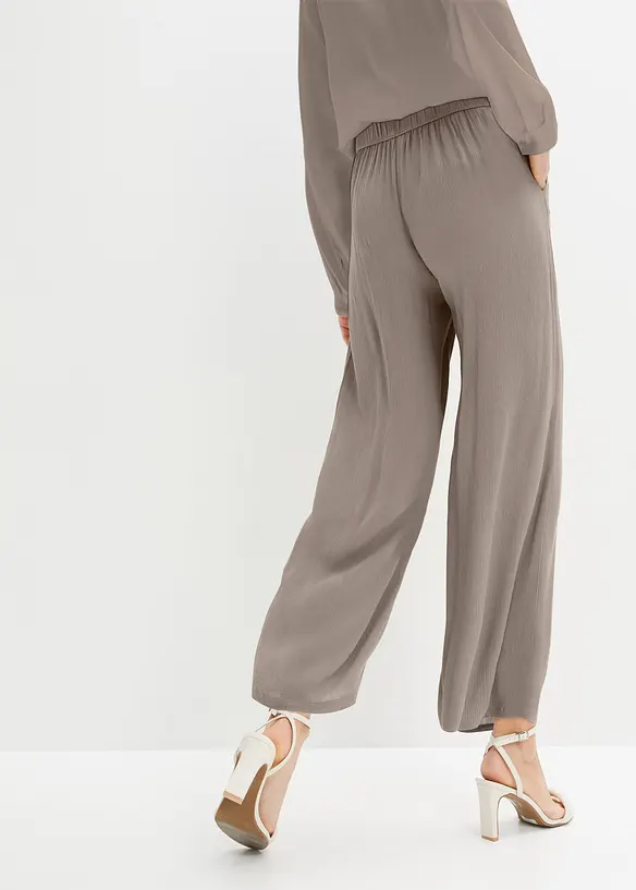 Schlupfhose aus softer Viskose in braun von hinten - bonprix