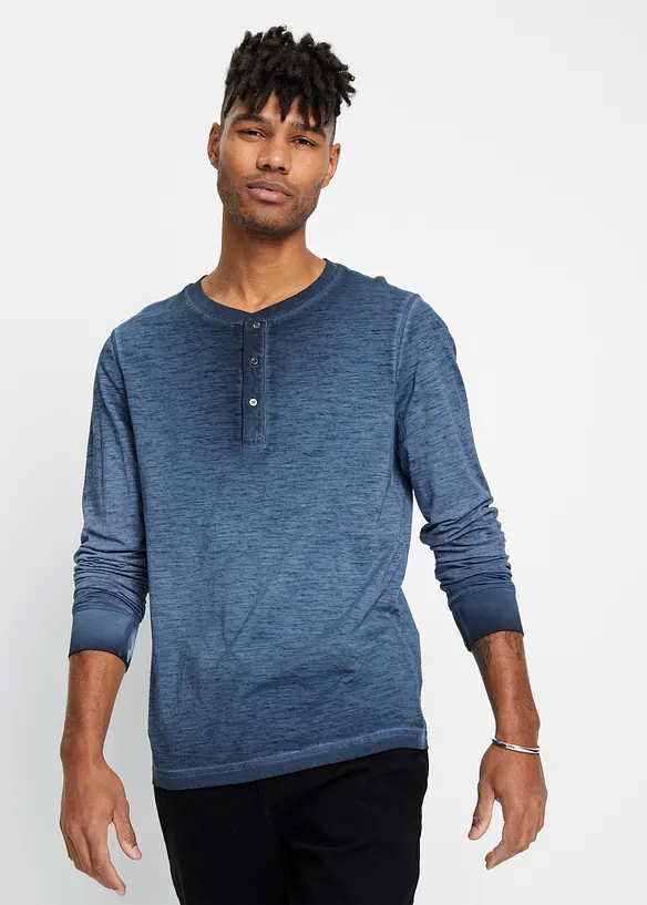 Henleyshirt aus reiner Bio-Baumwolle in blau von vorne (im Anschnitt) - bonprix