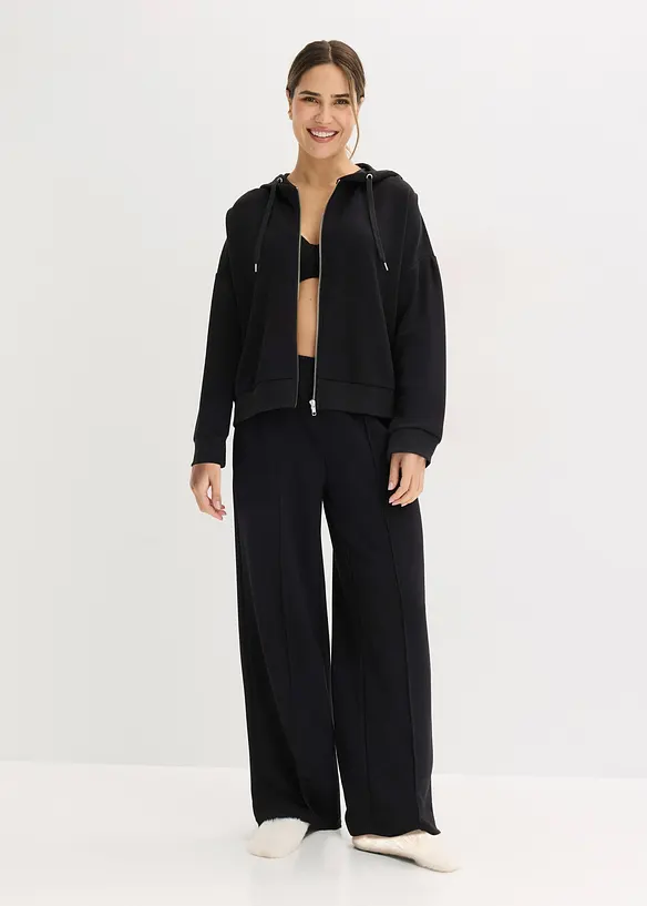 Loungewear Hausanzug aus Scuba mit verkürztem Oberteil in schwarz im Look von vorne (Totalaufnahme) - bonprix