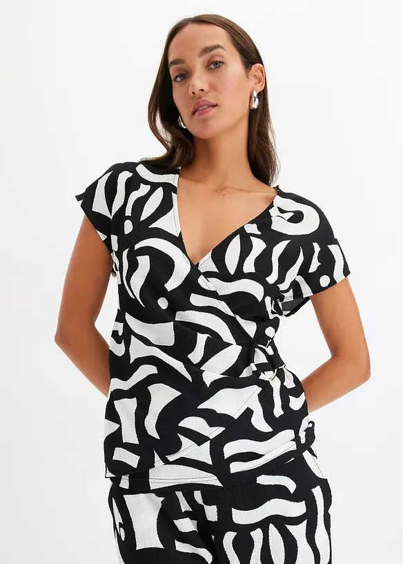 Tailliertes Shirt in schwarz von vorne (im Anschnitt) - bonprix