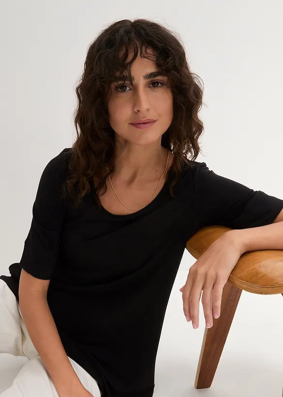 Long-Shirt aus softer Viskose in schwarz von vorne (im Anschnitt) - bonprix