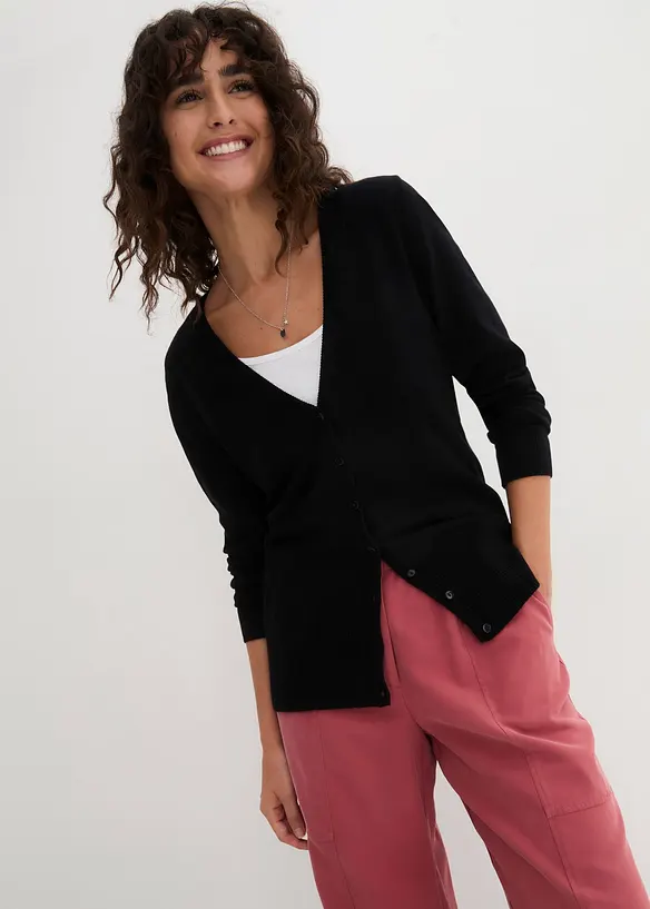 Feinstrickjacke mit Knopfleiste in schwarz von vorne (im Anschnitt) - bonprix