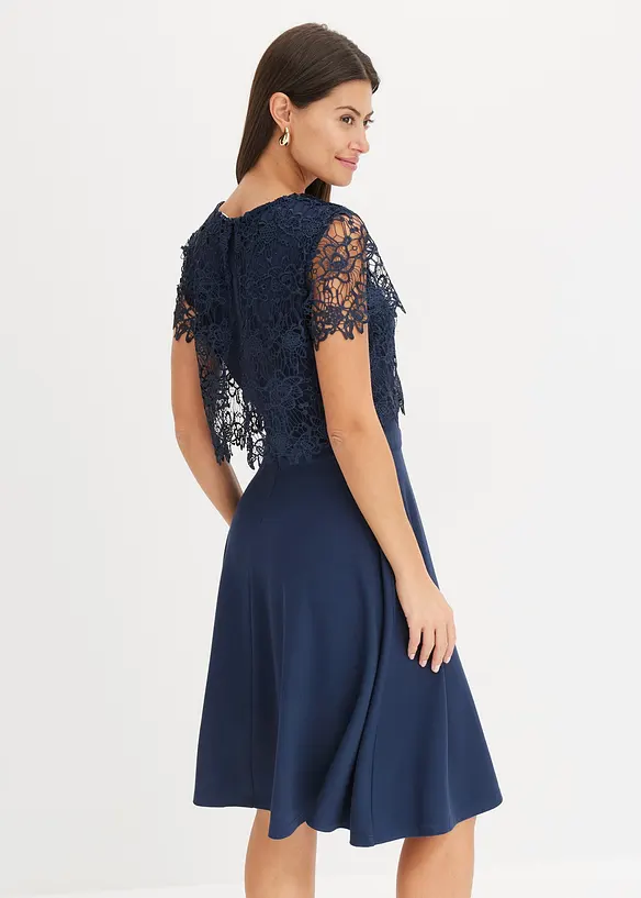 Midikleid mit Spitze in blau von hinten (Totalaufnahme) - bonprix