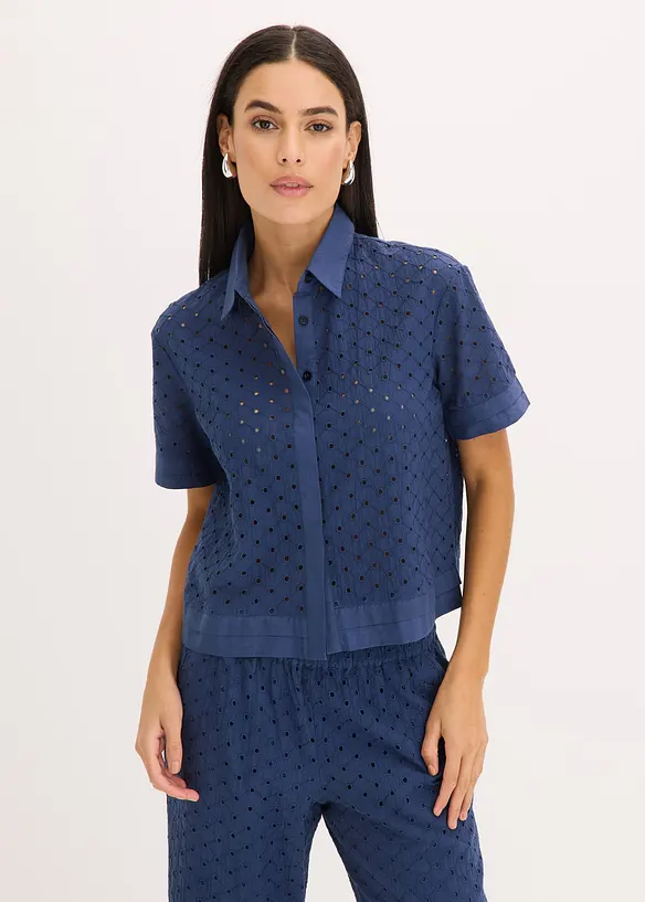 Bluse mit Lochstickerei in blau von vorne (im Anschnitt) - bonprix