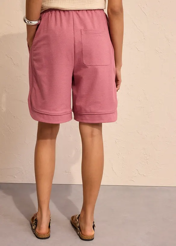 Weite Sweat-Shorts  aus Baumwoll-Mix in lila von hinten - bonprix