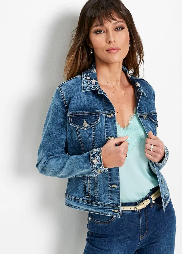 Jeansjacke mit Stickerei in blau von vorne (im Anschnitt) - bonprix