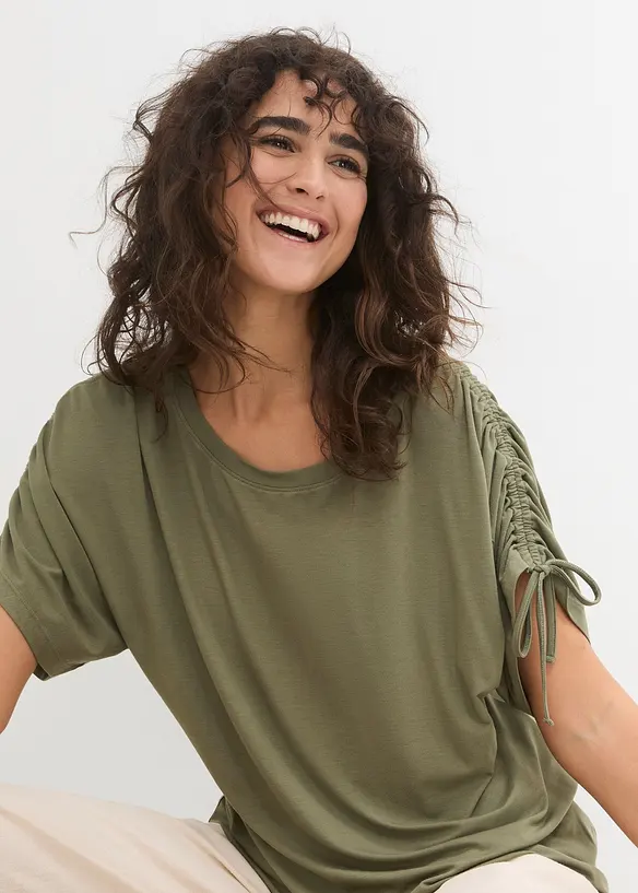 Shirt aus fließender Viskose in grün von vorne (im Anschnitt) - bonprix