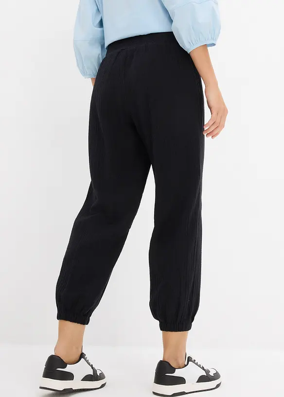 Musselin-Hose aus reiner Baumwolle in schwarz von hinten - bonprix
