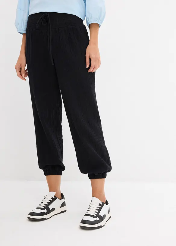 Musselin-Hose aus reiner Baumwolle in schwarz von vorne - bonprix
