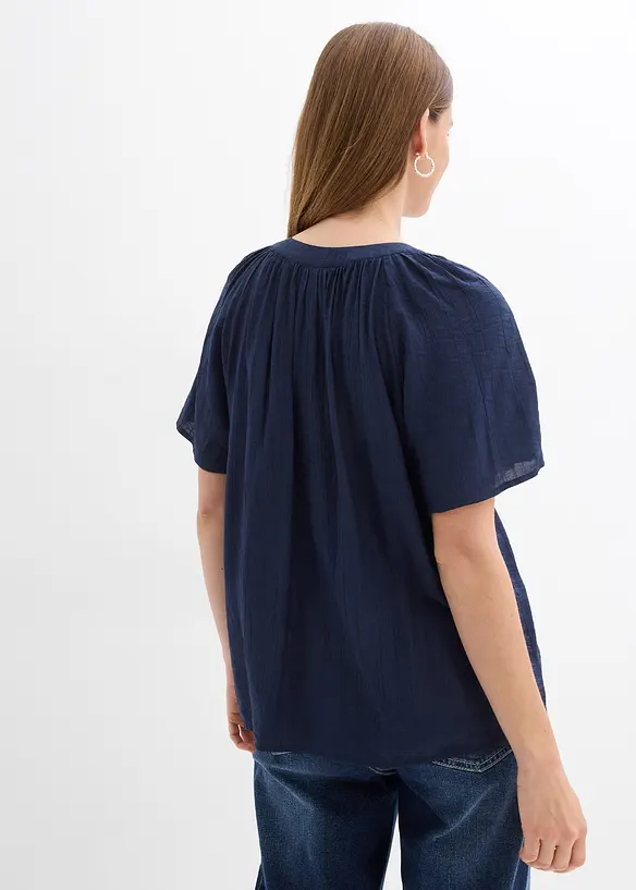 Kurzarmbluse aus strukturiertem Crinkle in blau von hinten (im Anschnitt) - bonprix