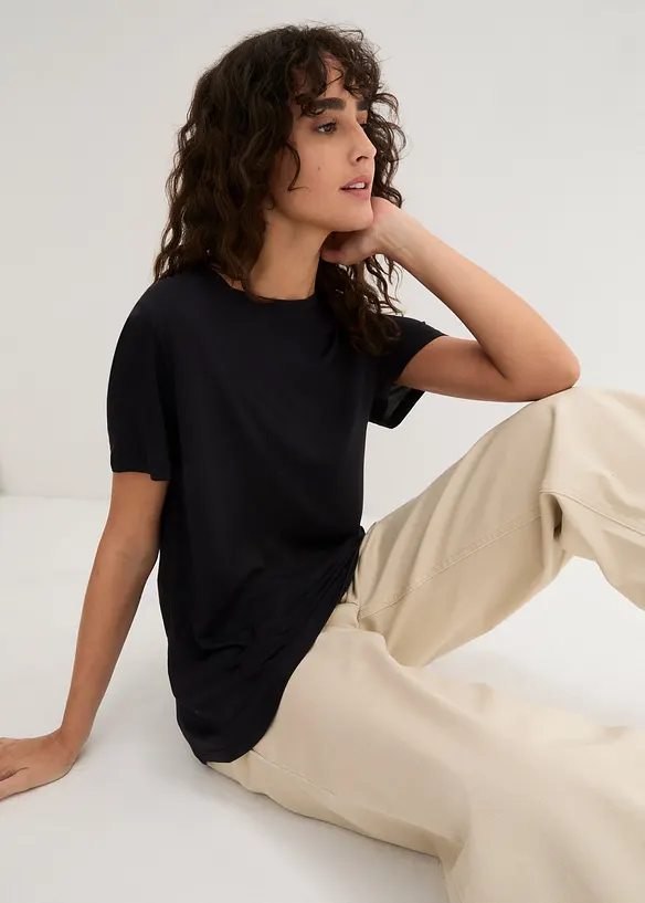 Longshirt aus softer Viskose in schwarz von vorne (im Anschnitt) - bonprix