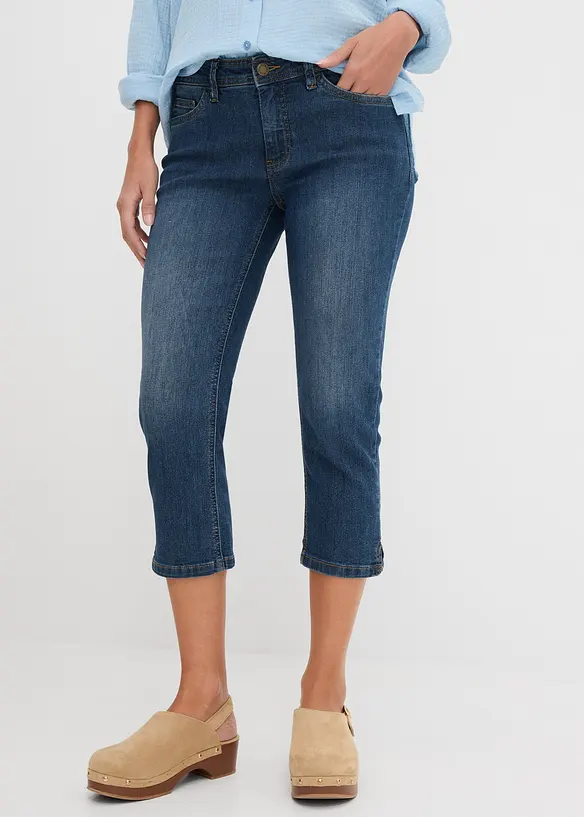 Capri-Jeans Mid Waist, mit Gürtelschlaufen in blau von vorne - bonprix