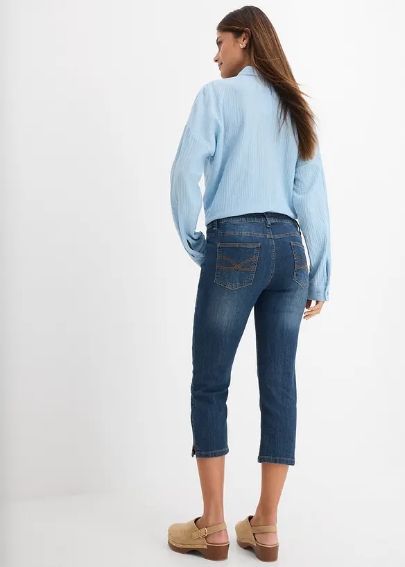 Capri-Jeans Mid Waist, mit Gürtelschlaufen in blau von hinten - bonprix