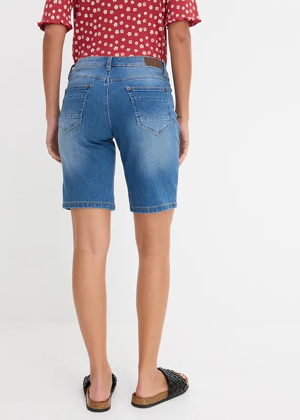 Stretch-Jeans-Bermuda mit farbigem Umschlag in blau von hinten - bonprix