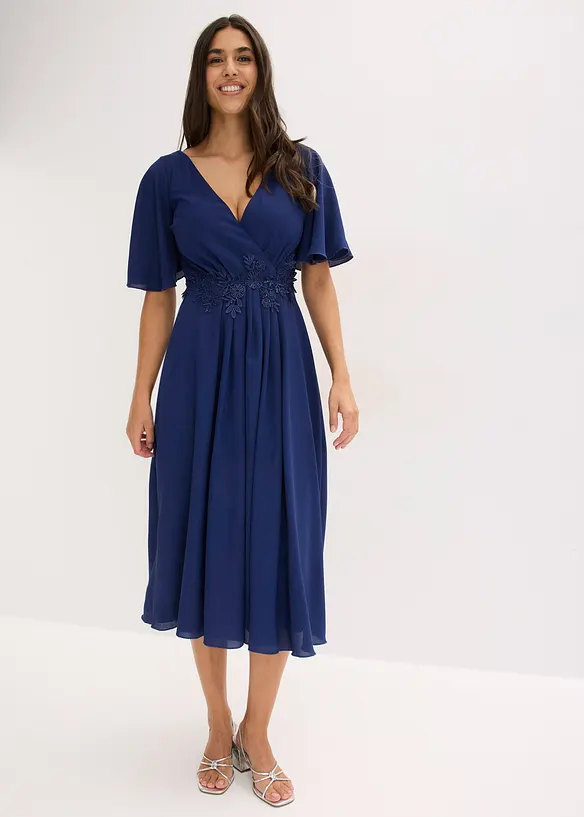 Cocktailkleid mit Spitzen-Applikation in blau von vorne (Totalaufnahme) - bonprix Cocktailkleid mit Spitzen-Applikation in blau von vorne (Totalaufnahme) - bonprix