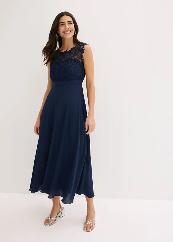Maxikleid mit Spitze in blau von vorne (Totalaufnahme) - bonprix