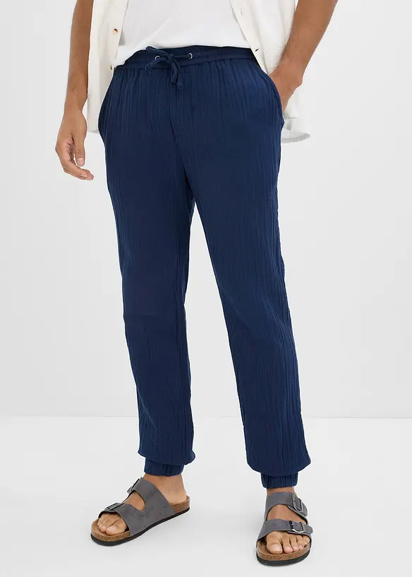 Regular Fit Schlupfhose aus weichem Musselin, Tapered in blau von vorne - bonprix