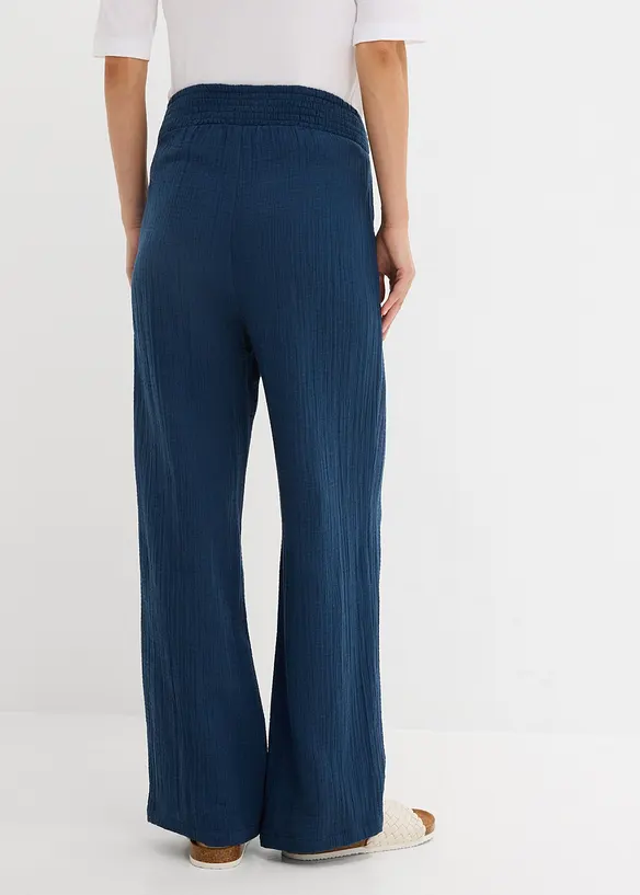 Bequeme Umstandshose mit Smogbund aus reinem Baumwollmusselin in blau von hinten - bonprix