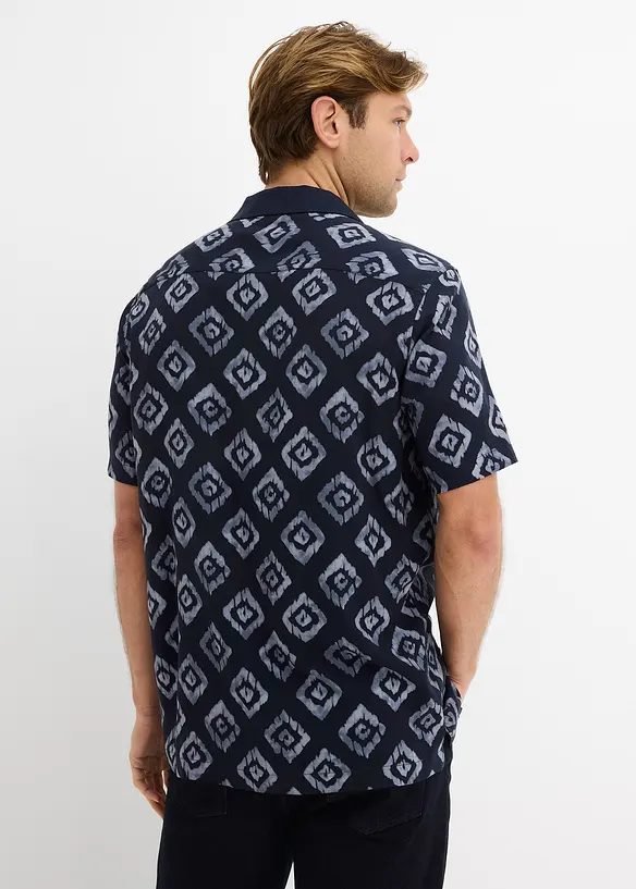 Kurzarmhemd aus Viskose in Regular Fit in blau von hinten (im Anschnitt) - bonprix