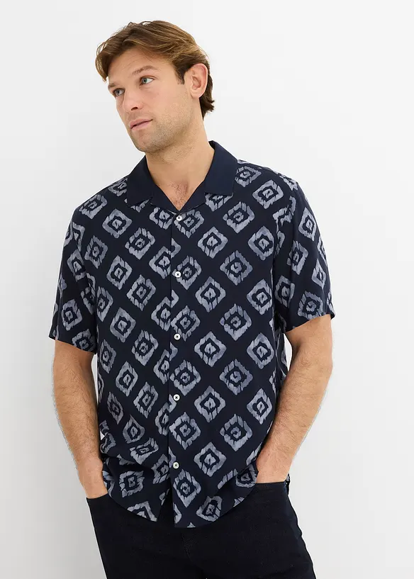Kurzarmhemd aus Viskose in Regular Fit in blau von vorne (im Anschnitt) - bonprix