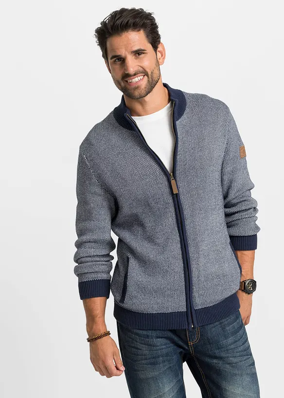 Grobstrickjacke aus reiner Baumwolle in blau von vorne (im Anschnitt) - bonprix