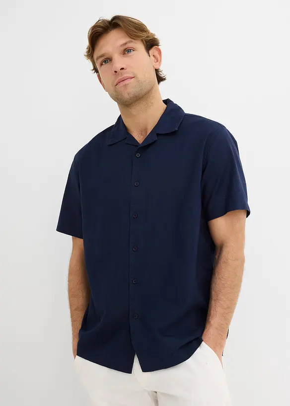 Kurzarmhemd aus Leinen-Mix in Loose Fit in blau von vorne (im Anschnitt) - bonprix