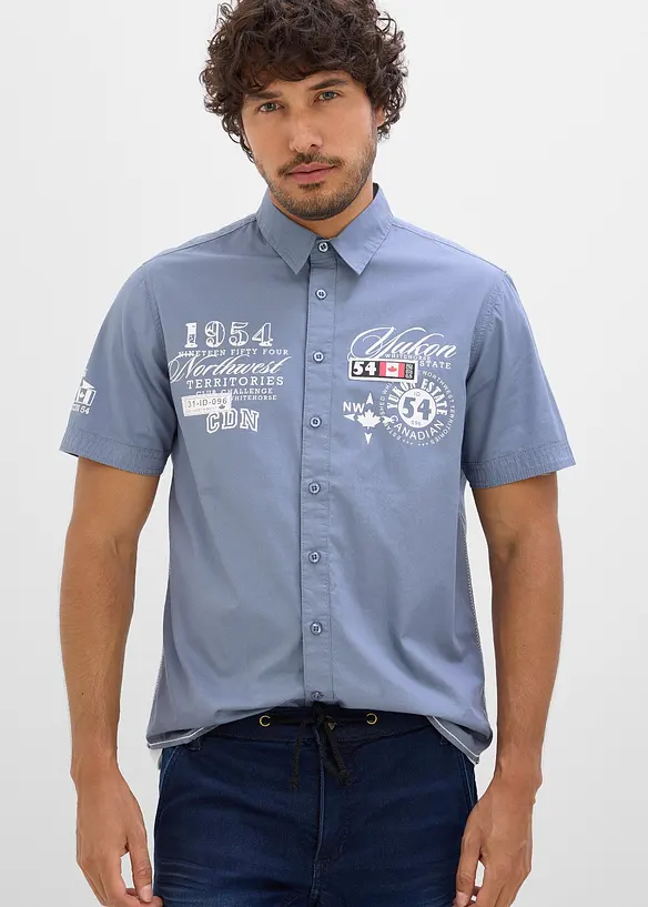 Kurzarmhemd mit Druck in blau von vorne (im Anschnitt) - bonprix