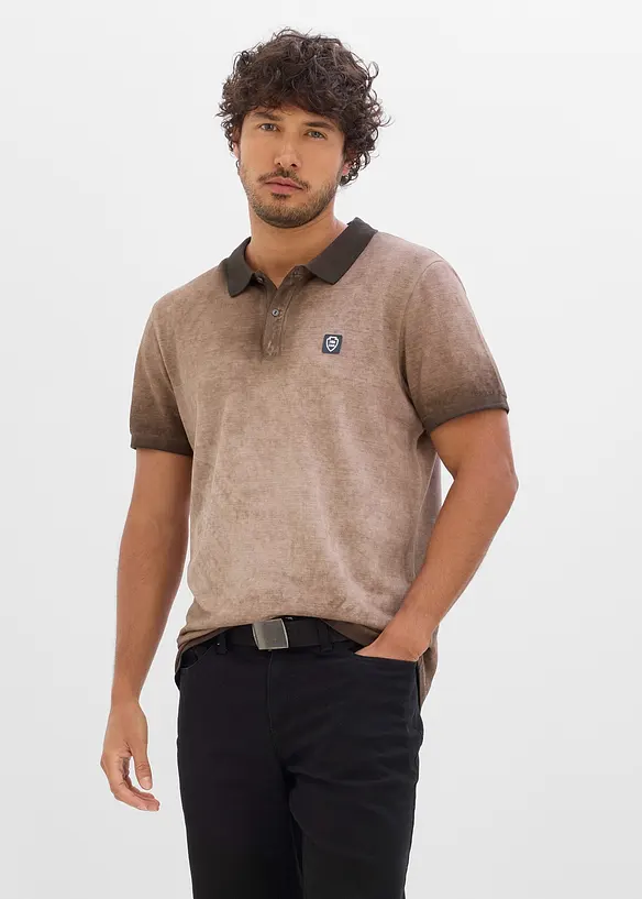 Piqué-Poloshirt in gewaschener Optik in braun von vorne (im Anschnitt) - bonprix