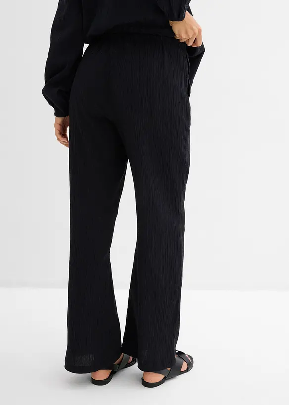 Schlupfhose aus strukturiertem Crinkle in schwarz von hinten - bonprix
