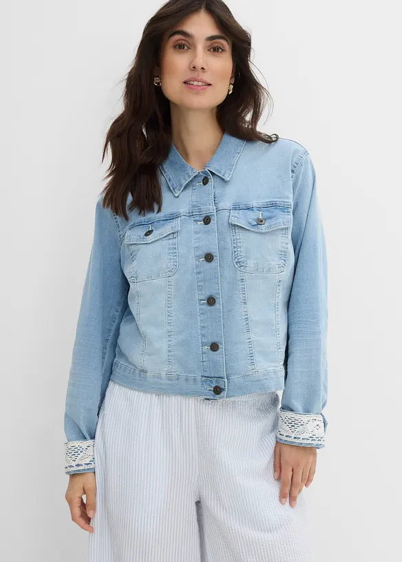 Jeansjacke mit Spitzeneinsatz in blau von vorne (im Anschnitt) - bonprix