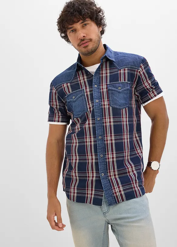 Kurzarmhemd mit Denimbesatz aus reiner Bio-Baumwolle in blau von vorne (im Anschnitt) - bonprix