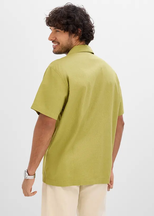 Kurzarmhemd aus Leinen-Mix in Loose Fit in grün von hinten (im Anschnitt) - bonprix