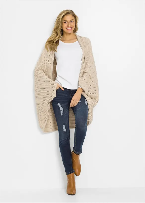 Poncho aus Feinstrick in beige im Look von vorne (Totalaufnahme) - bonprix