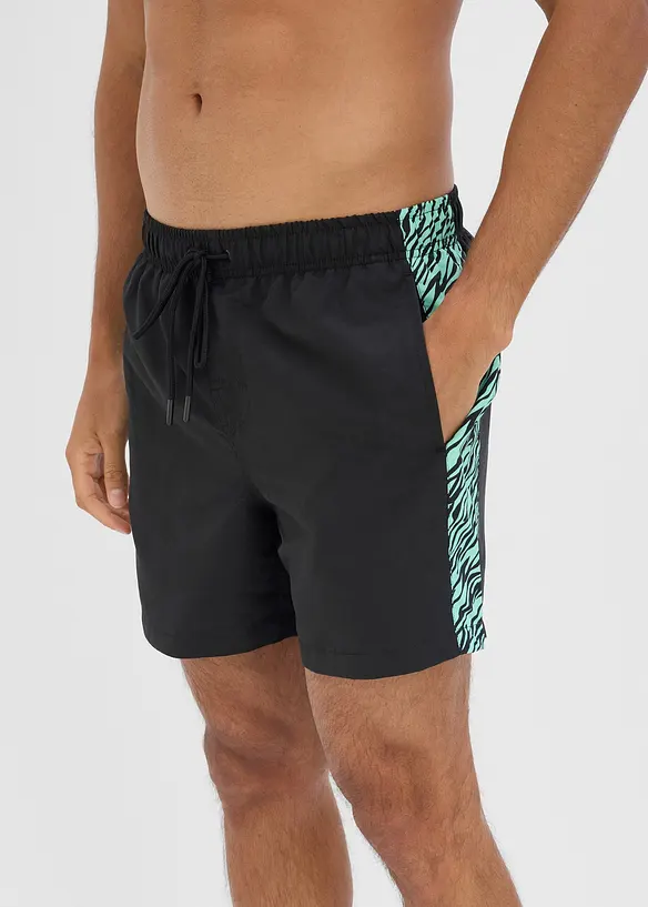 Badeshorts mit bedruckten Einsätzen in schwarz von vorne - bonprix