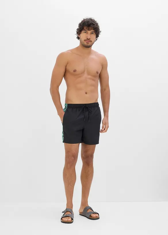 Badeshorts mit bedruckten Einsätzen in schwarz von vorne (Totalaufnahme) - bonprix